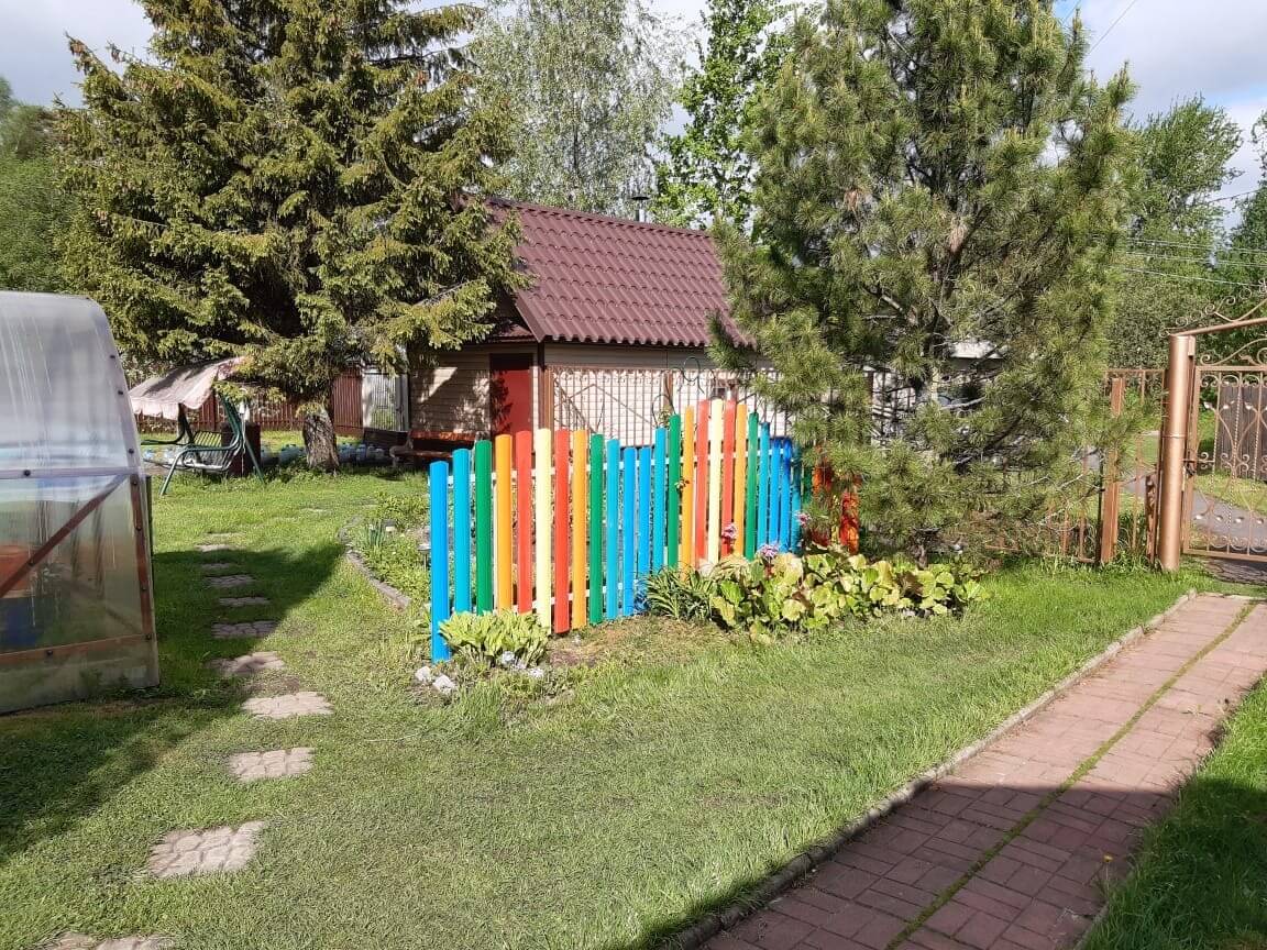забор из разноцветного штакетника односторонний фото2 в Казани