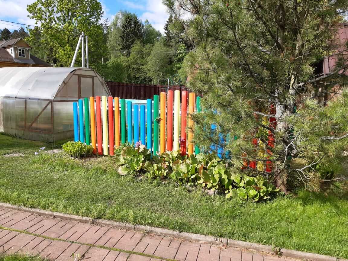 забор из разноцветного штакетника односторонний фото1 в Казани