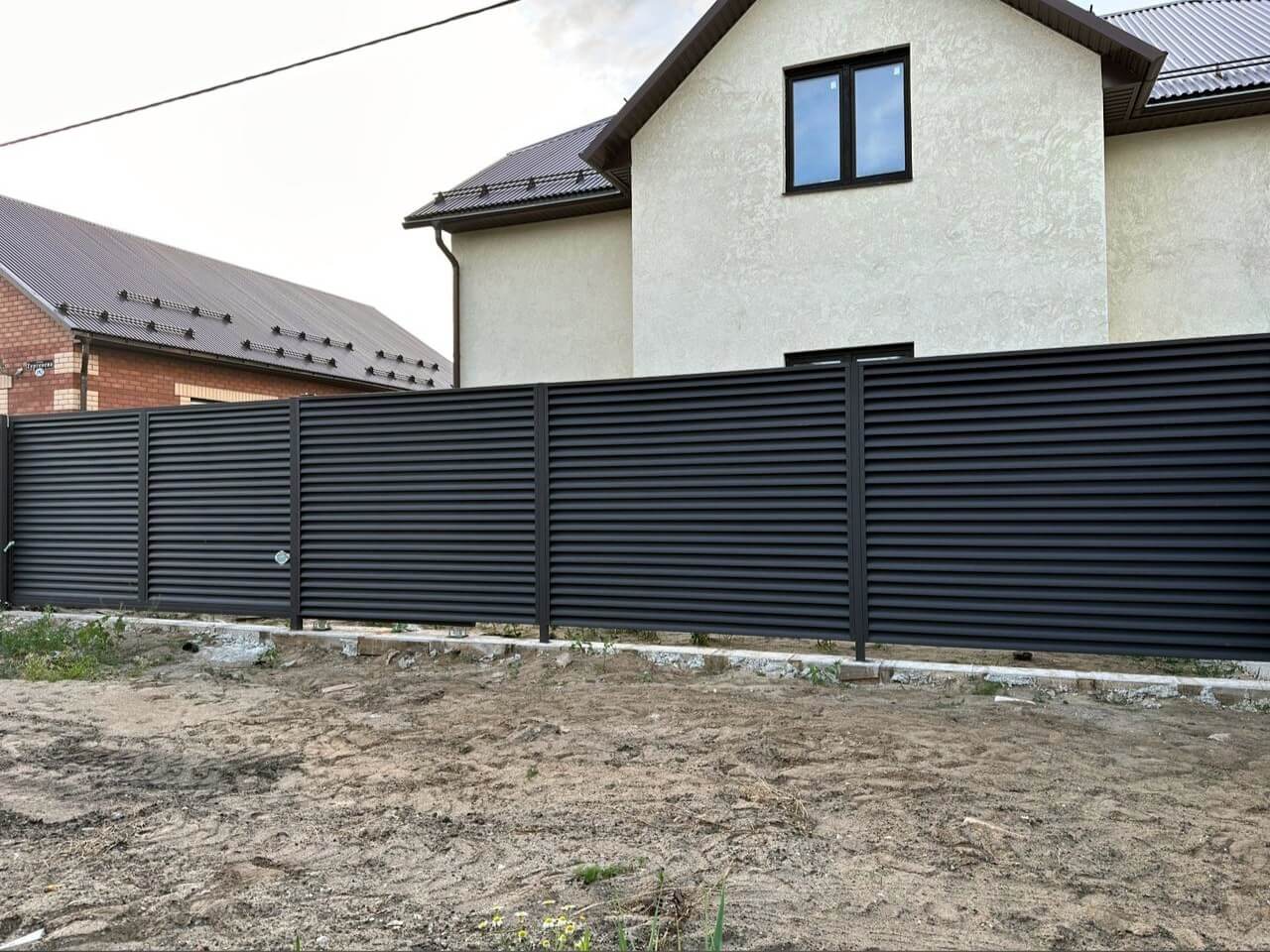 Забор с ламелями еврожалюзи 18м RAL8019/8019 Темный Шоколад МАТТЕ двусторонний фото 1 в Казани