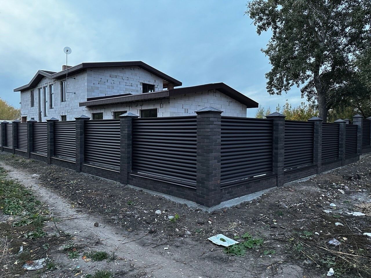 Забор из ламелей Еврожалюзи 38м RAL8019/8019 Темный Шоколад двусторонний MATTE фото 2 в Казани