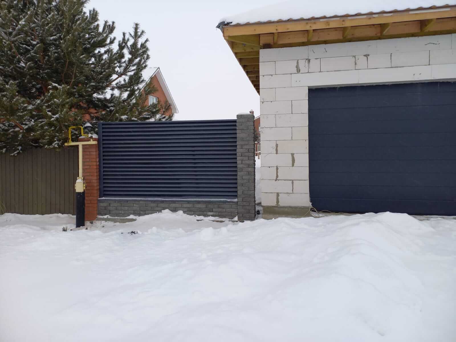 Забор из ламелей еврожалюзи 41м RAL7024/7024 Серый Графит двусторонний фото 1 в Казани