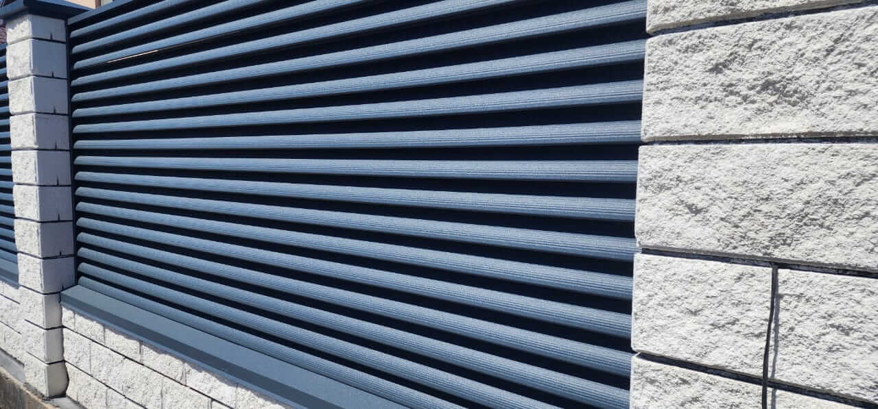 Забор из ламелей Еврожалюзи 32м RAL7024/7024 Серый Графит двусторонний МАТТЕ фото 1 в Казани