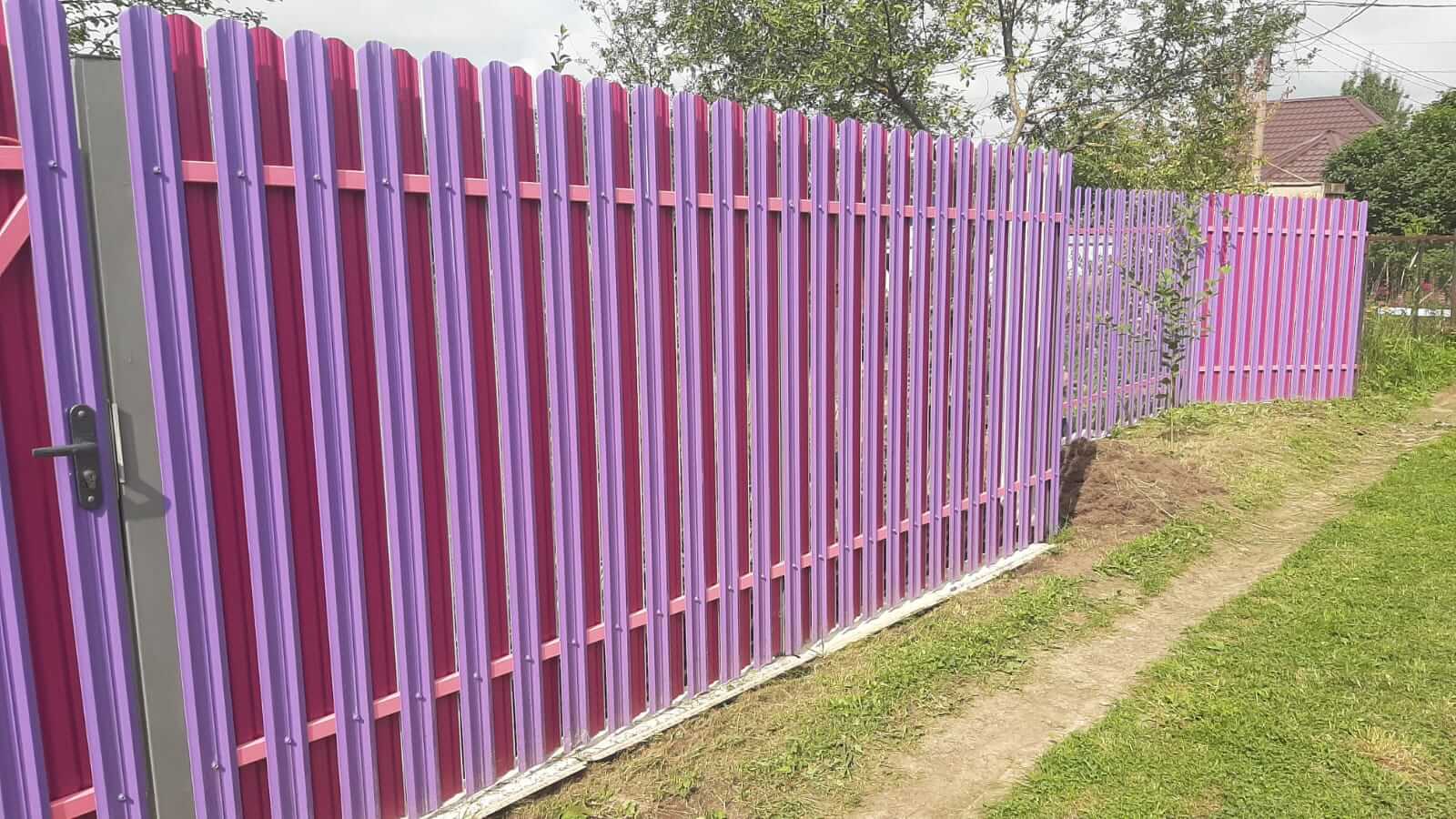 Двухцветный забор из евроштакетника 44м RAL4005 Сиреневый, RAL4006 Пурпурный фото 4 в Казани