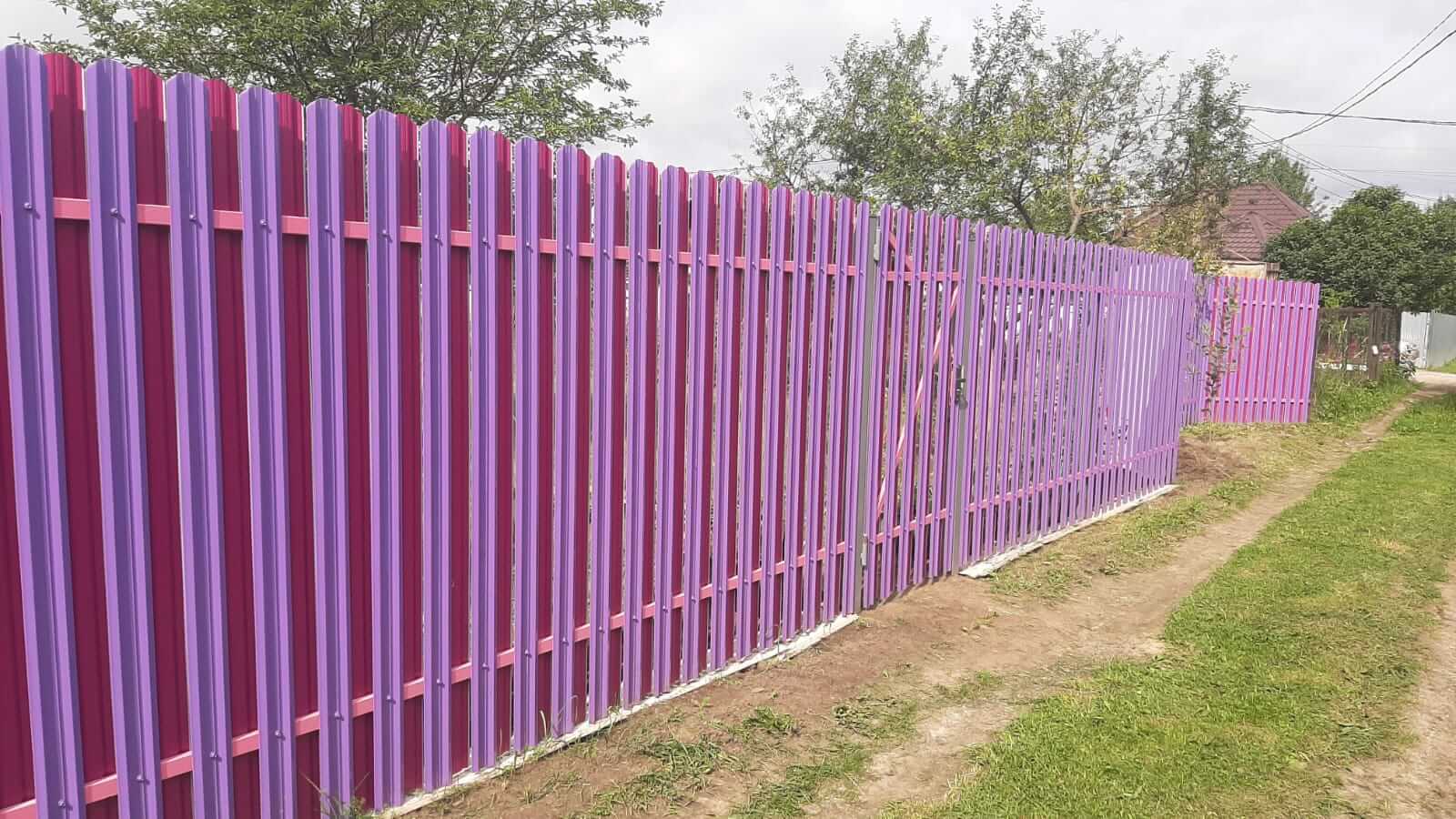 Двухцветный забор из евроштакетника 44м RAL4005 Сиреневый, RAL4006 Пурпурный фото 3 в Казани