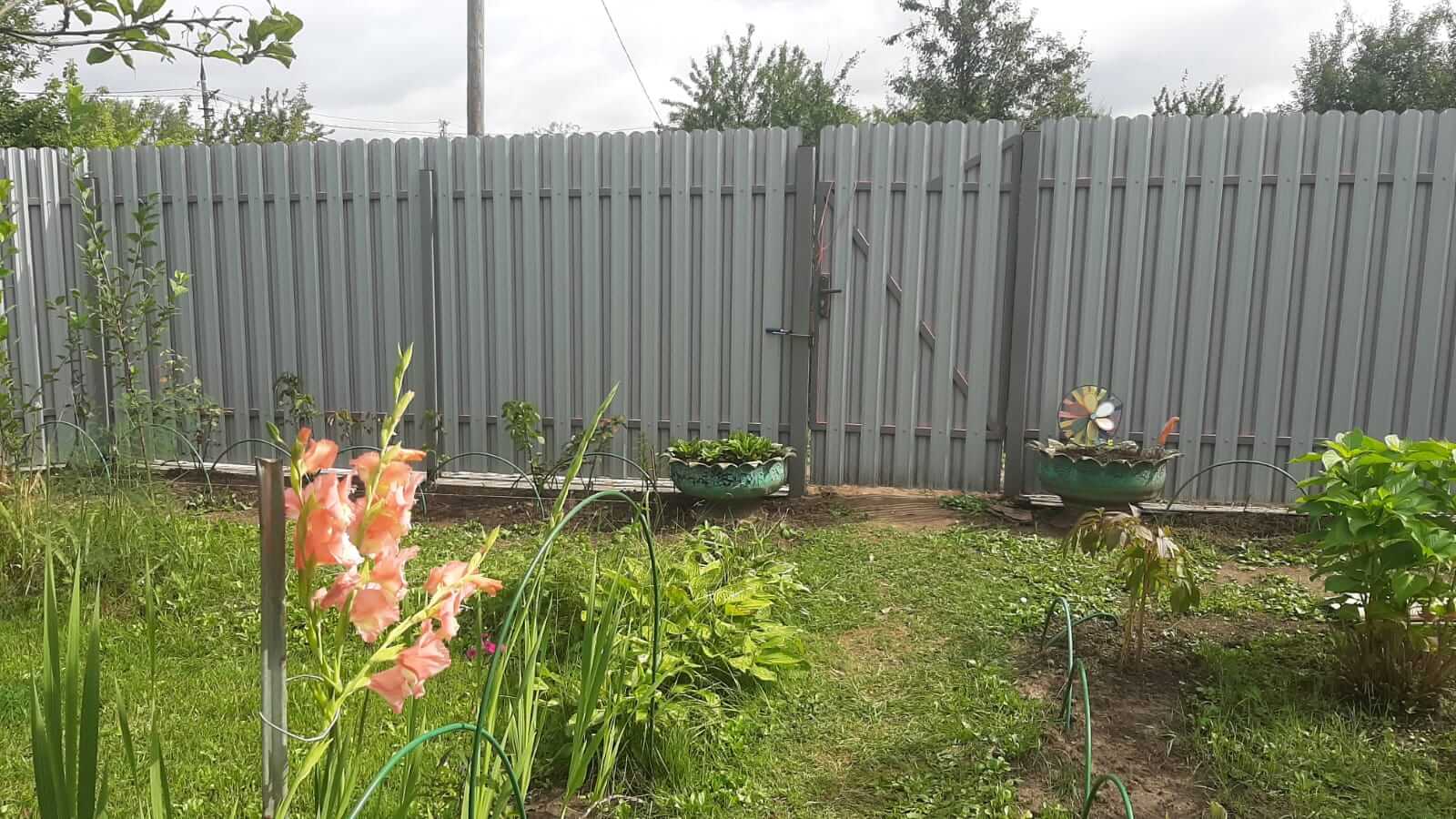 Двухцветный забор из евроштакетника 44м RAL4005 Сиреневый, RAL4006 Пурпурный фото 1 в Казани