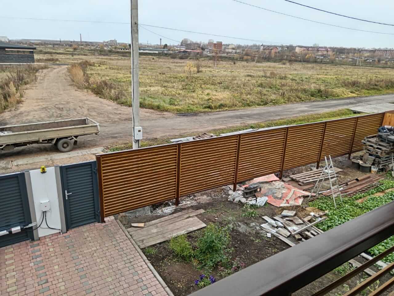 Забор-жалюзи 12м + балконное ограждение из ламелей Еврожалюзи Орех Миланский 3D Принтек фото 2 в Казани