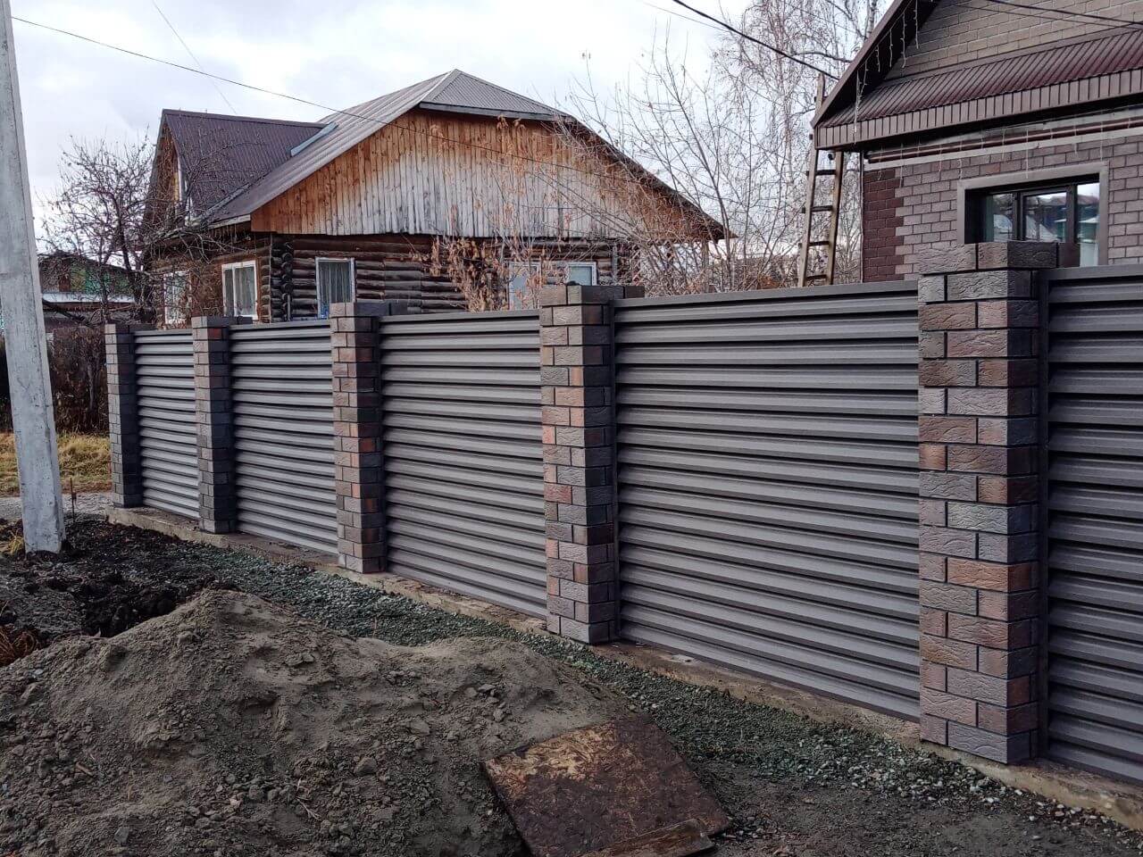 Забор-жалюзи из ламелей ЭКО-Z-US (усиленные) 30м RAL8019/8019 Темный Шоколад двусторонний МАТТЕ в Казани