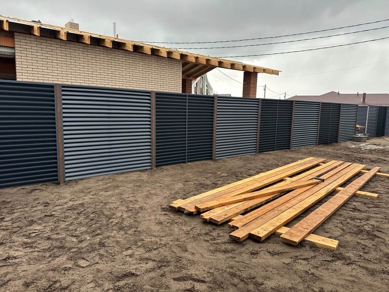 Забор из ламелей еврожалюзи 160м RAL7024/7024 Серый Графит двусторонний МАТТЕ фото 6 в Казани
