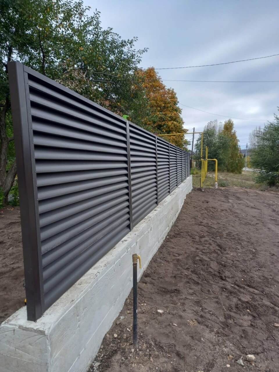 Забор из ламелей еврожалюзи 34м RAL8019/8019 Темный Шоколад двусторонний МАТТЕ фото 3 в Казани