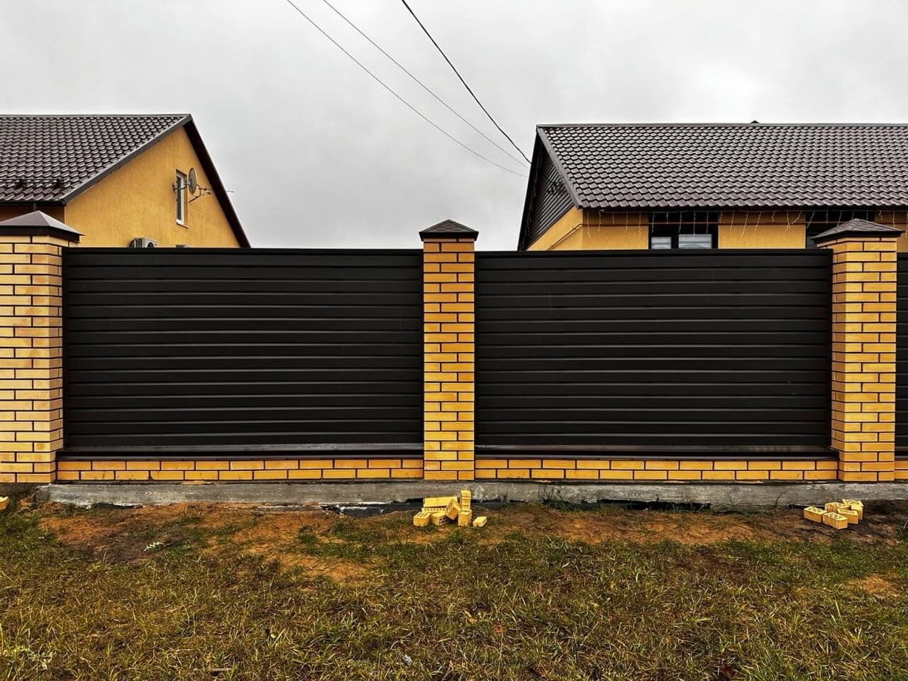 Забор из ламелей Хай-Тек 32м RAL8019/8019 Темный Шоколад двусторонний МАТТЕ фото 1 в Казани