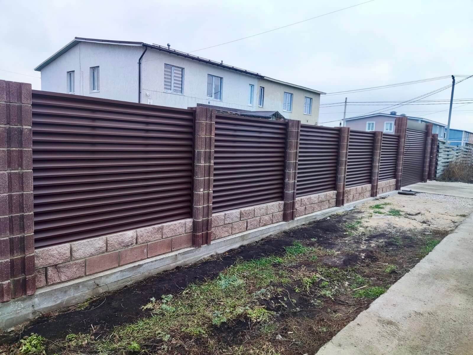 Забор-жалюзи из ламелей ЭКО-Z 13м RAL8019/8019 Темный Шоколад двусторонний МАТТЕ фото 1 в Казани