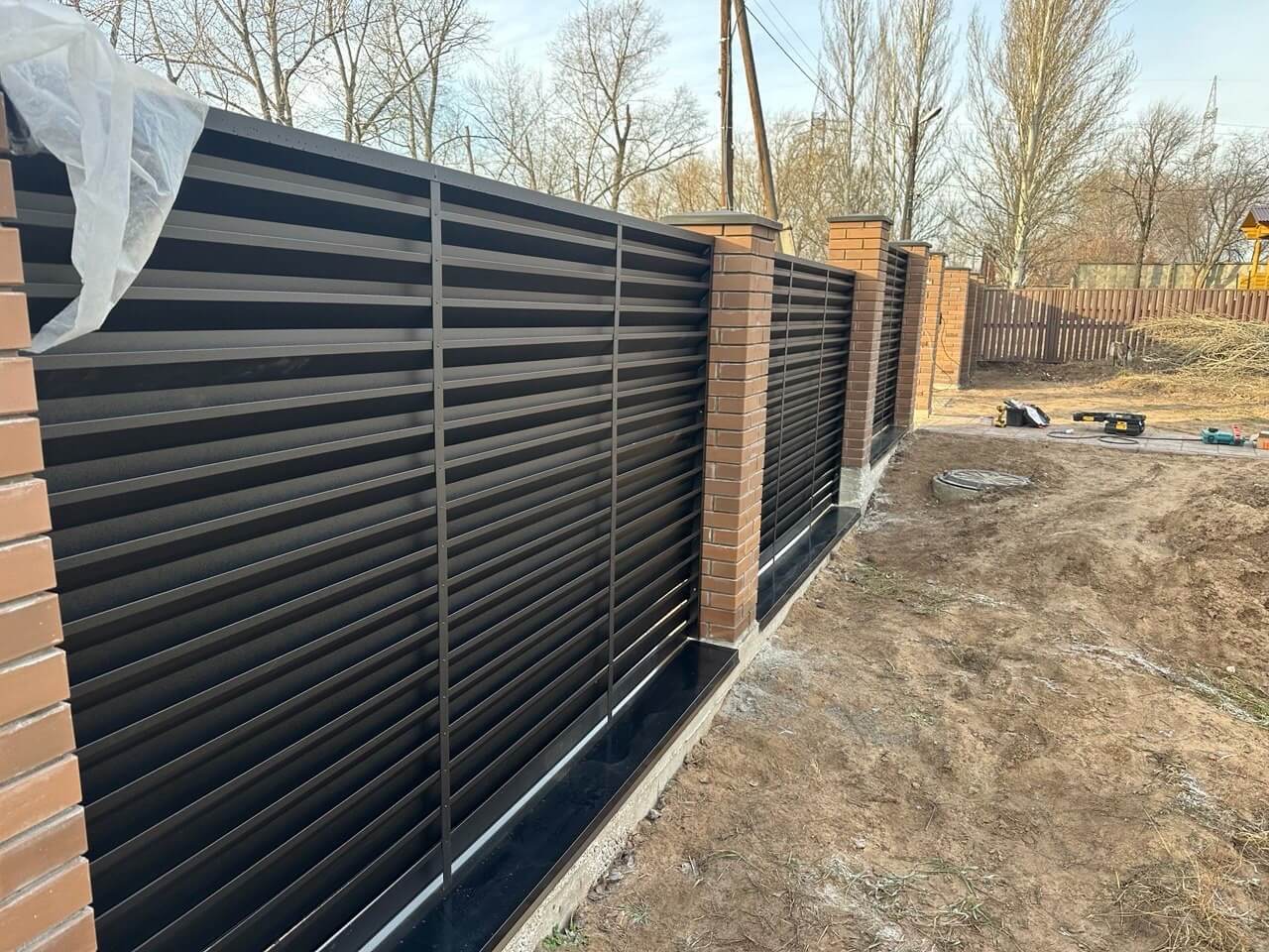 Забор-жалюзи из ламелей Хай-Тек 16м RAL9005/9005 Черный двусторонний МАТТЕ фото 1 в Казани
