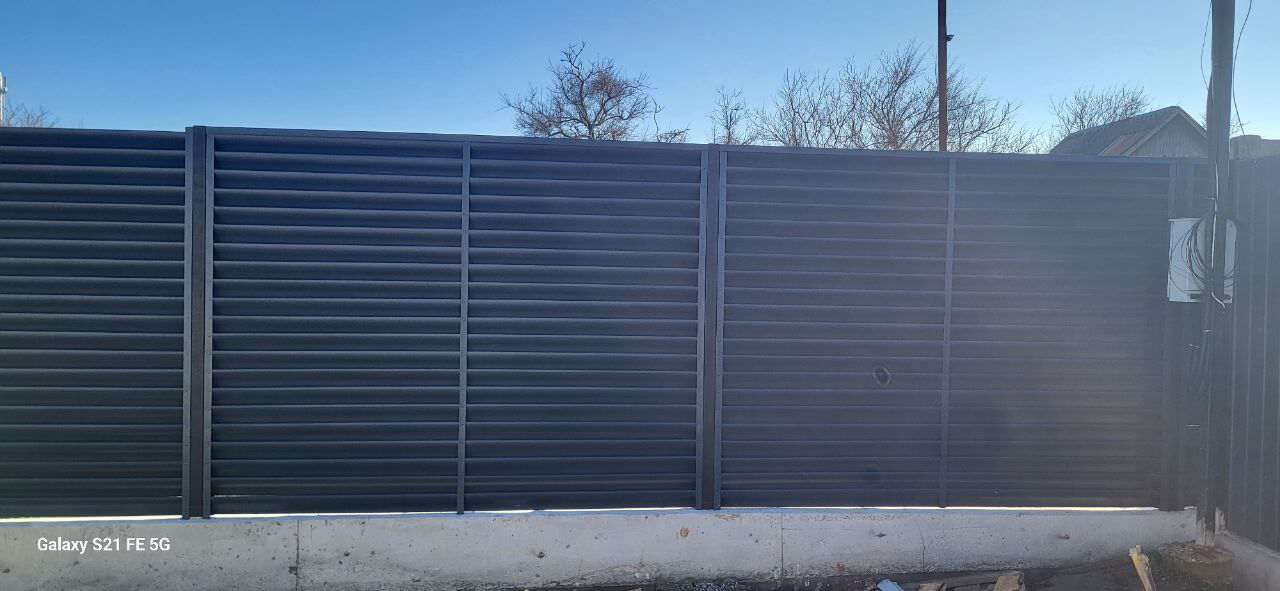 Забор из ламелей еврожалюзи 30м RAL7024/7024 Серый Графит двусторонний фото 6 в Казани