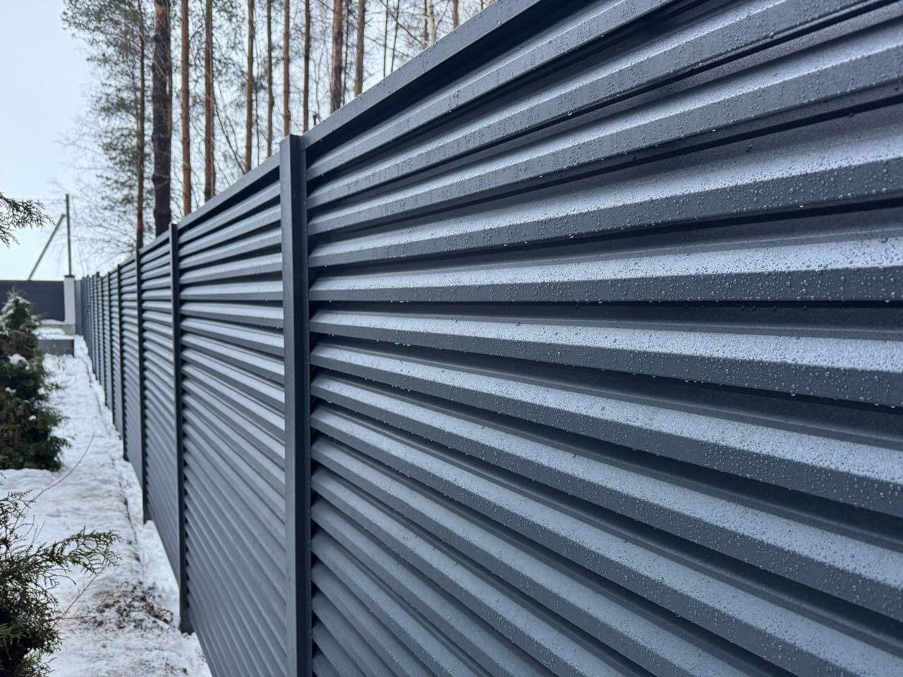 Забор-жалюзи из ламелей ЭКО-Z-US 54м RAL7024/7024 Серый Графит двусторонний МАТТЕ фото 2 в Казани
