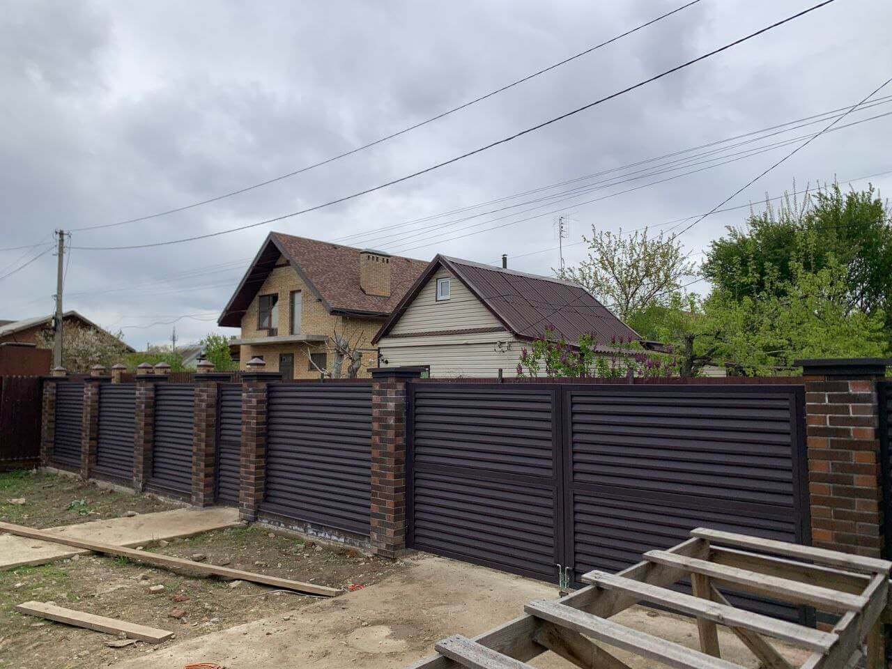 Забор-жалюзи из ламелей Реснички 24м RAL8019/8019 Темный Шоколад двусторонний МАТТЕ фото 2 в Казани