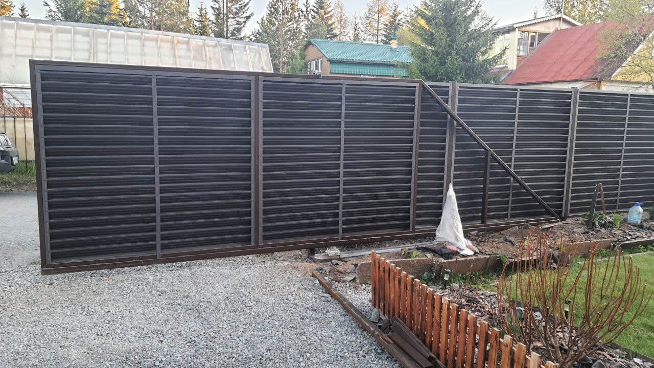 Забор-жалюзи из ламелей ЭКО-Z-US 12м RAL8019/8019 Темный Шоколад двусторонний МАТТЕ фото 3 в Казани