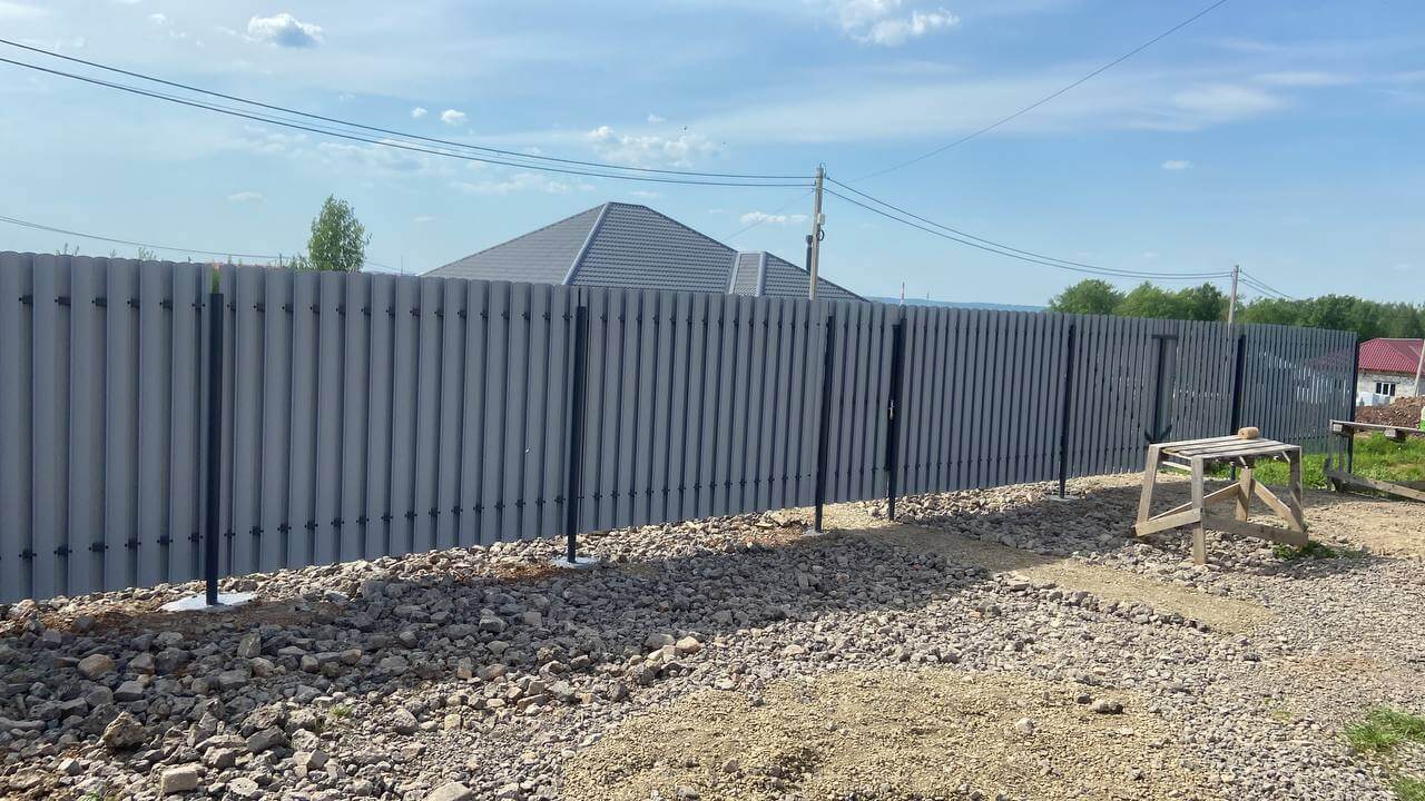 Забор из евроштакетника 16м RAL7024 Серый Графит фото 2 в Казани