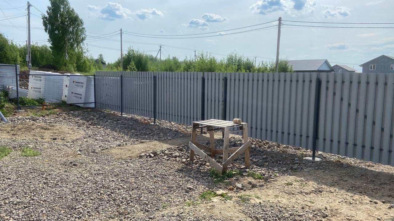 Забор из евроштакетника 16м RAL7024 Серый Графит фото 1 в Казани