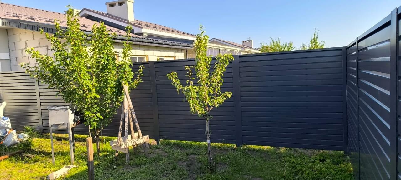 Забор-жалюзи из ламелей Хай-Тек 62м RAL7024/7024 Серый Графит двусторонний фото 4 в Казани