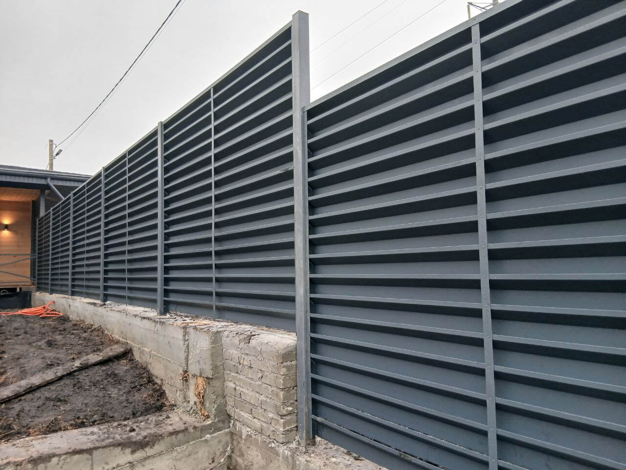 Забор-жалюзи из ламелей Хай-Тек 37м RAL7024/7024 Серый Графит двусторонний МАТТЕ фото 6 в Казани