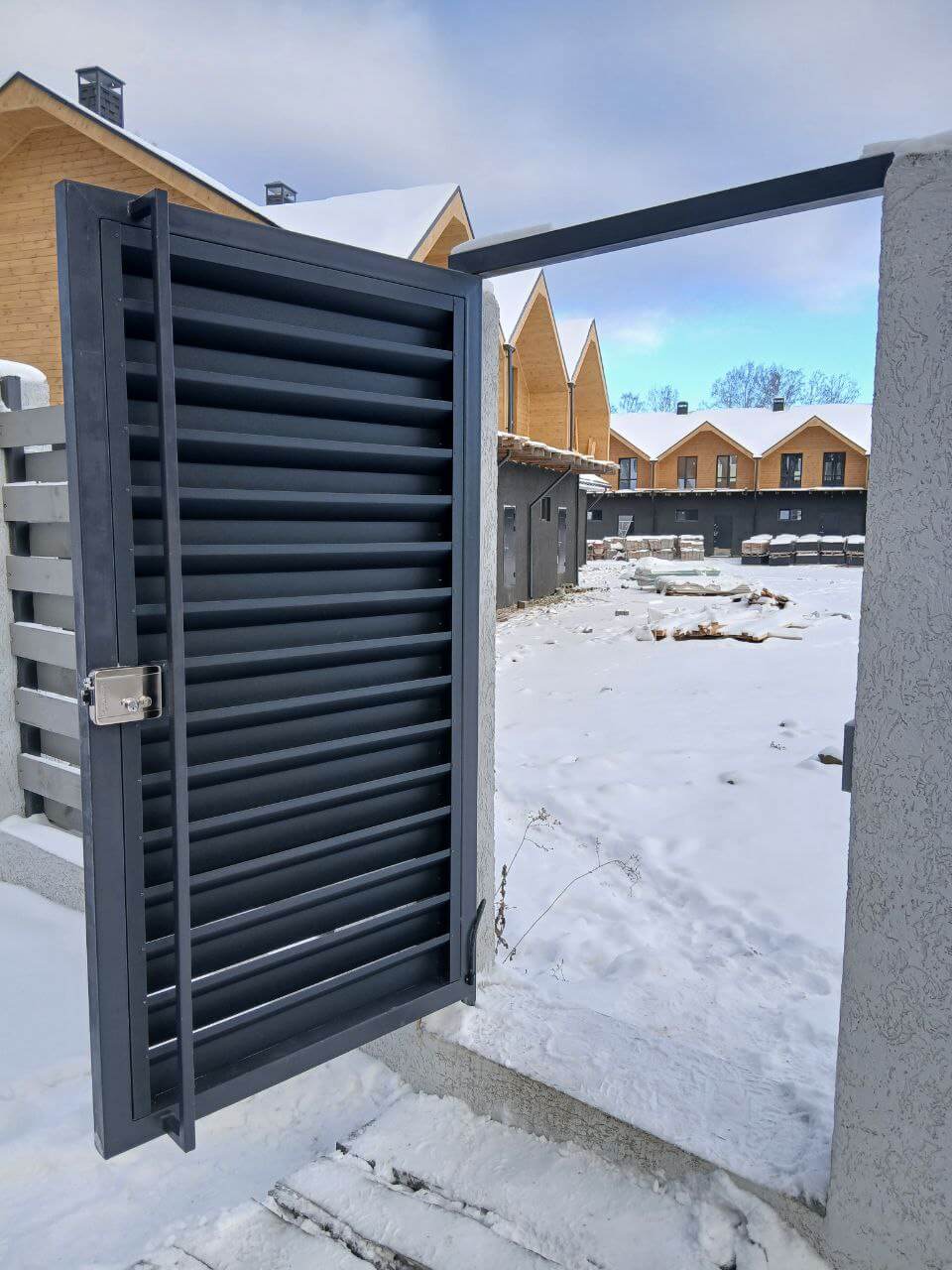 Входная группа из ламелей Хай-Тек RAL7024/7024 Серый Графит двусторонний МАТТЕ фото 21 в Казани
