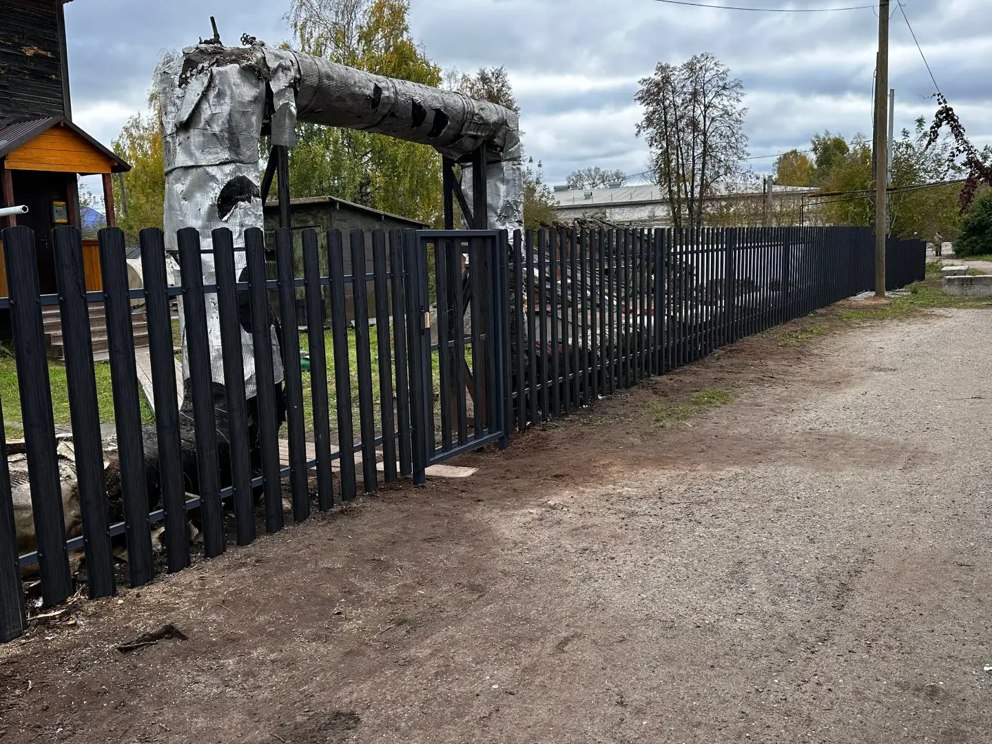 Забор из евроштакетника 63м Черное Дерево 3D Принтек фото 5 в Казани