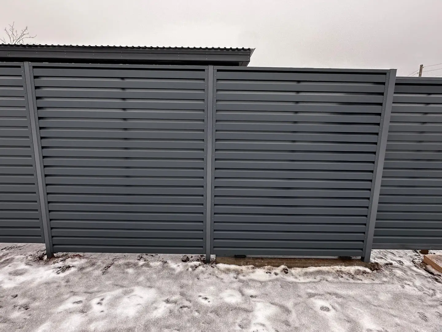 Забор-жалюзи из ламелей Хай-Тек 20м RAL7024/7024 Серый Графит двусторонний МАТТЕ фото 2 в Казани