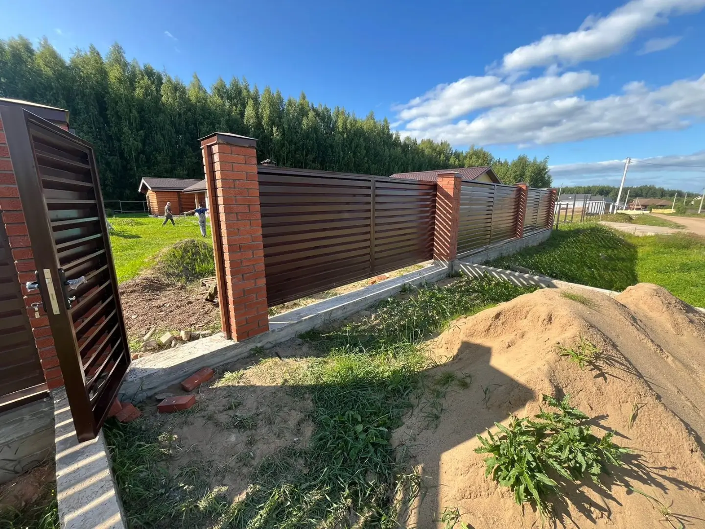 Забор-жалюзи из ламелей Хай-Тек 26м RAL8017/8017 Шоколад двусторонний фото 5 в Казани