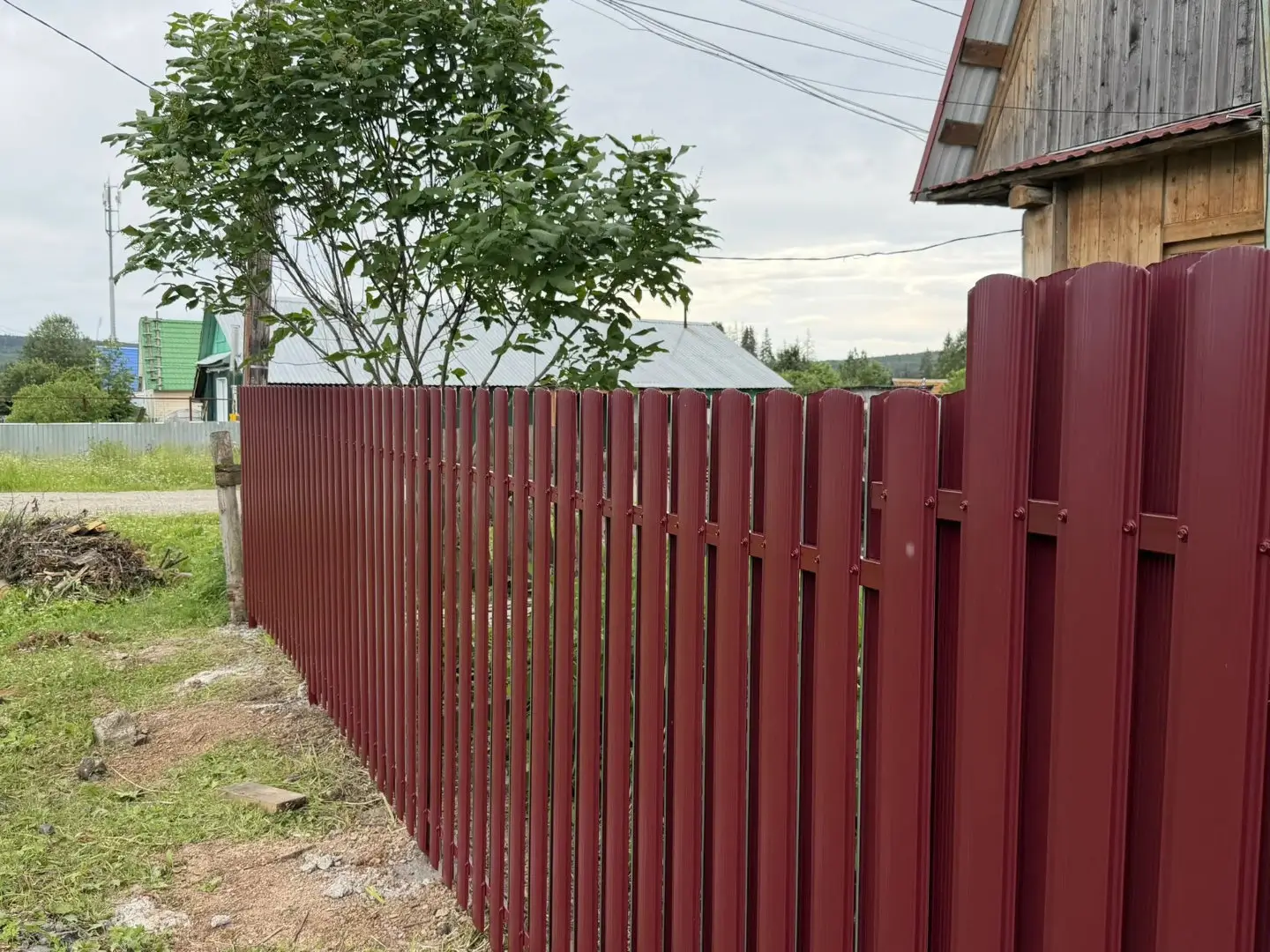Забор из евроштакетника 24м RAL3005/3005 Красное Вино двусторонний фото 2 в Казани
