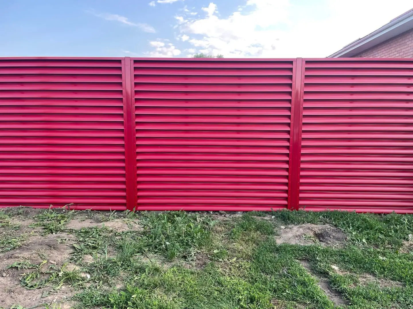 Забор-жалюзи из ламелей Еврожалюзи 24м RAL3003 Рубин в Казани