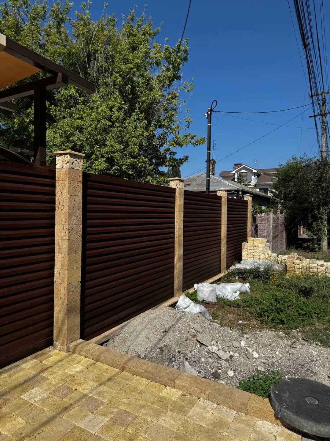 Забор-жалюзи из ламелей Реснички 12м RAL8017 Шоколад МАТТЕ фото 6 в Казани