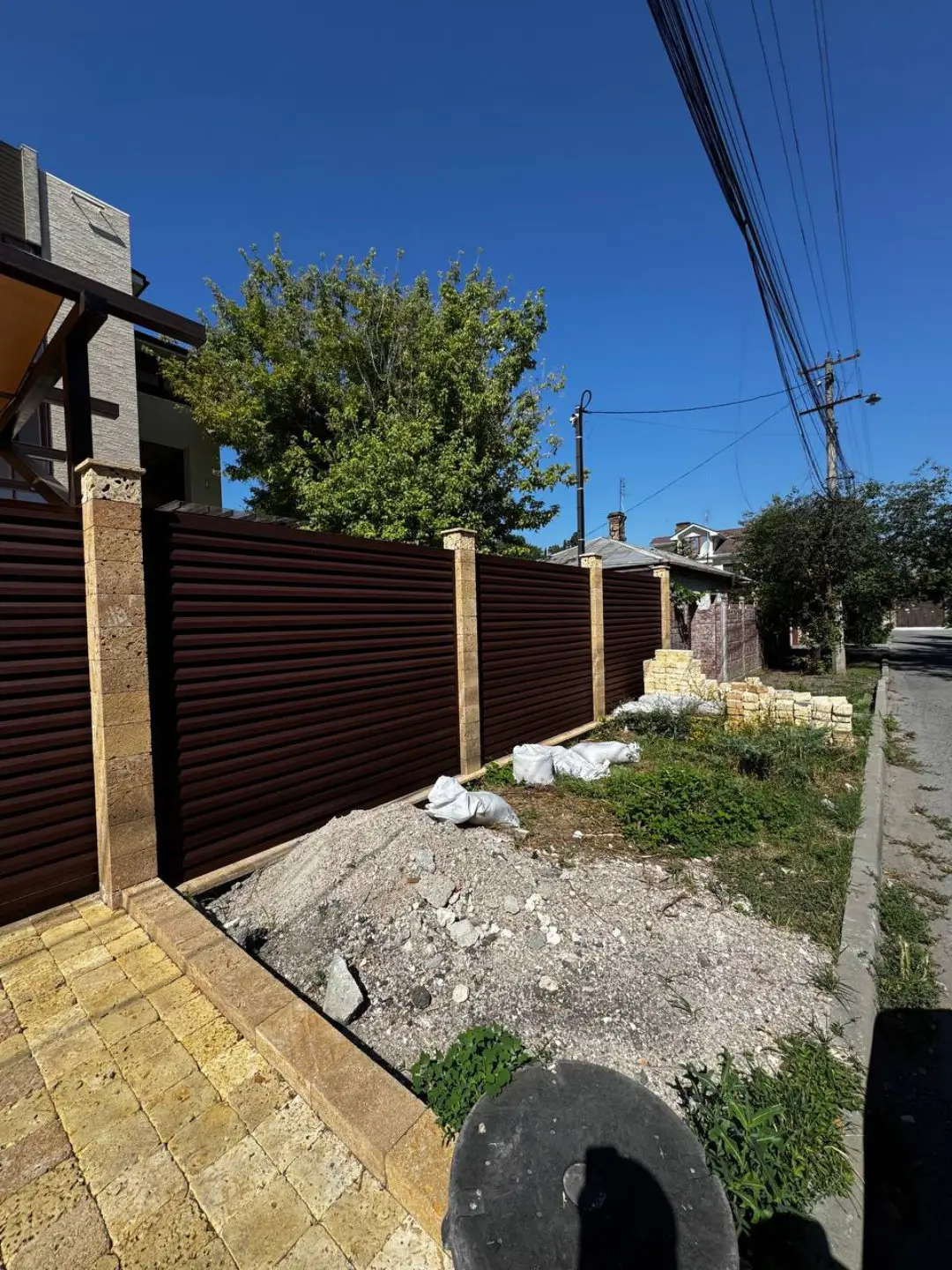 Забор-жалюзи из ламелей Реснички 12м RAL8017 Шоколад МАТТЕ фото 5 в Казани