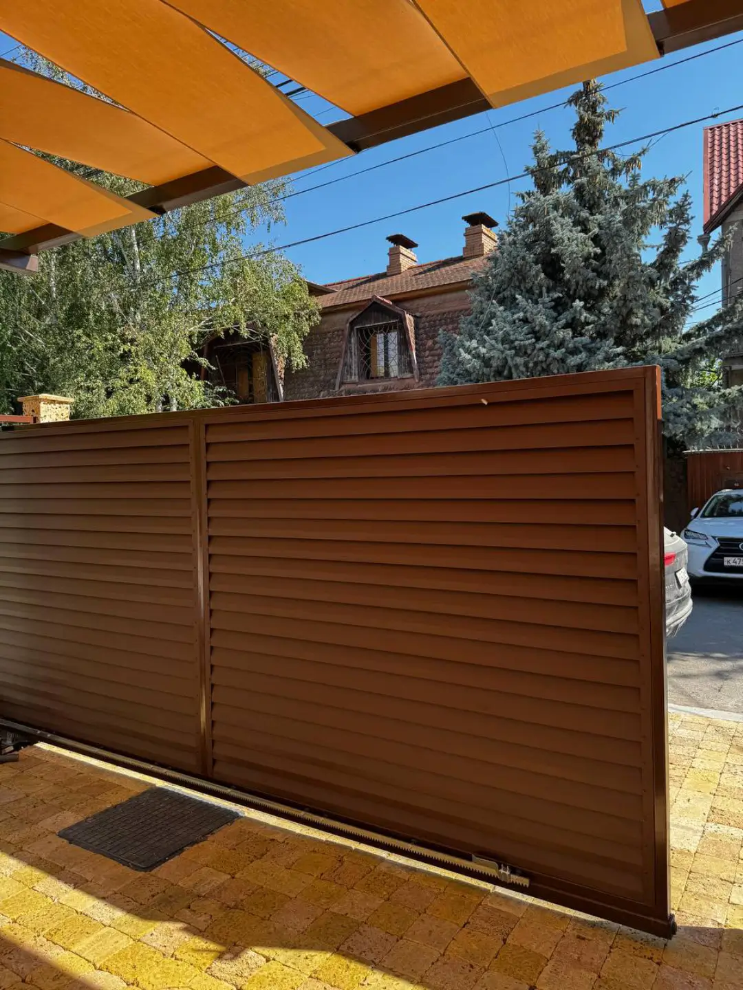 Забор-жалюзи из ламелей Реснички 12м RAL8017 Шоколад МАТТЕ фото 3 в Казани