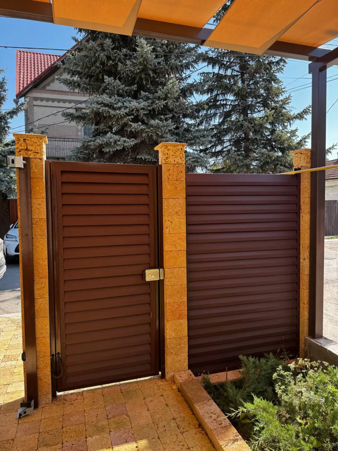 Забор-жалюзи из ламелей Реснички 12м RAL8017 Шоколад МАТТЕ фото 1 в Казани